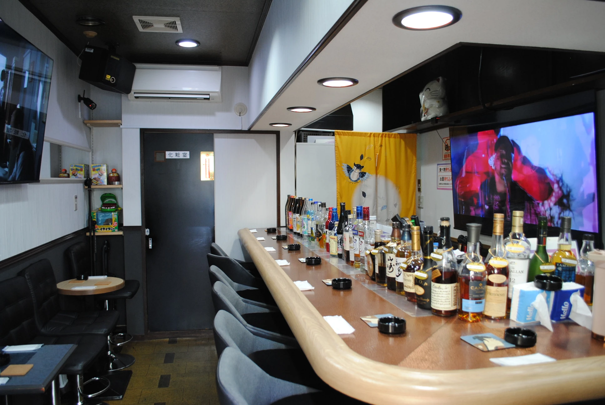 カウンター席とテーブル席のある店内全景